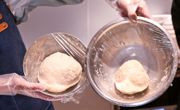 왼쪽은 30분간 방치한 반죽. 오른쪽은 방금 만든 반죽. 부풀어 오르는 차이를 알 수 있다. 이것은 효모균이 내부에서 '콜라를 마셨을 때 배 속'처럼 되어 있기 때문이다. 여기서 2차 발효를 하면 더욱 좋다!