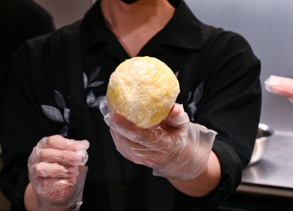 슈레드 치즈를 사란랩으로 감싼다