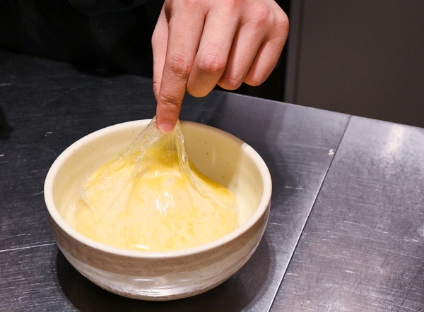 사란랩이 녹지 않았는지 확인! 뜨거우므로 가위로 잘라내자.