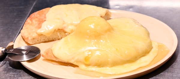 “나타 군은 직접 한입 베어 물었어. 그렇지?”라고 자극을 주자 모두 웃음을 터뜨렸다.