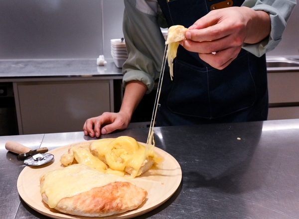 폭력적으로 늘어난다. 치즈는 금방 식어버리기 때문에 만들면 바로 먹어야 한다.