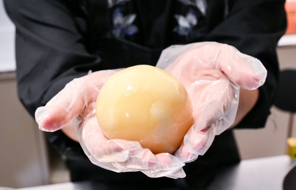 완성된 모습은 마치 주먹밥과 유사하다. 꼬치를 꽂으면 쿠나파 치즈 그 자체다. 하지만 '이 모양을 유지한 채로 난에 얹는 순간 녹이는 것'을 재현하기 어렵기 때문에 이번에는 녹는 것을 우선으로 하여 최종 가열로 녹여버렸다.