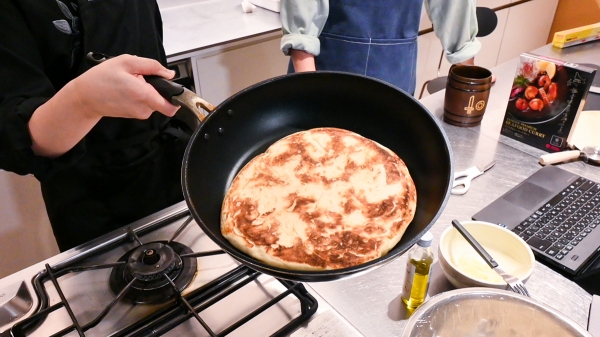 프라이팬 위에서 뒤집는 데 성공해 우쭐대고 있지만, 정지화면으로는 알 수 없다.