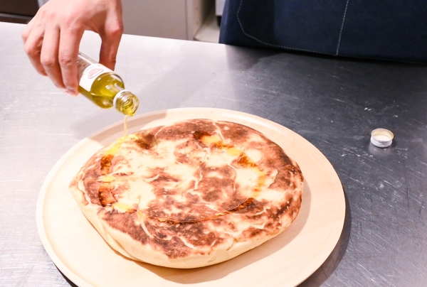 연속으로 허니 치즈난을 먹는 것은 왠지 뇌가 위험신호를 보냈기 때문에, 이럴 때를 대비해서 가져온 트뤼프 드 콩가(화이트 트러플 오일)를 한 번 돌리고