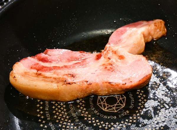 맛있게 구워진 베이컨. 바삭바삭한 BGM은 귀마개로도 막을 수 없다.