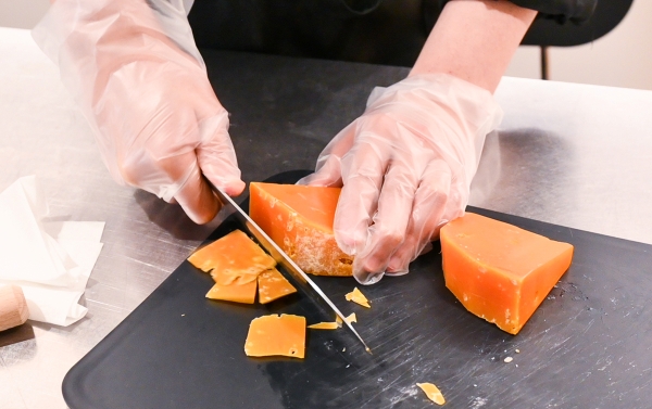 미몰레트는 껍질을 벗겨서 버린다.