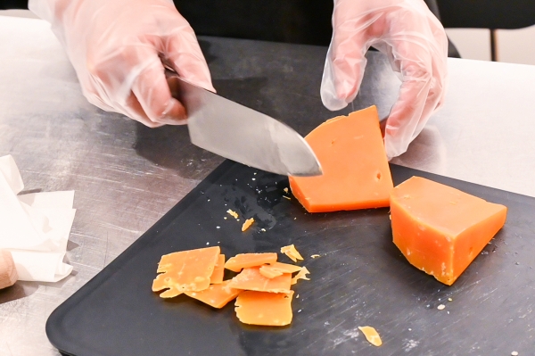 이제 한입 크기로 자른다. 원래는 쌉싸름한 안주처럼 먹는 것이 어울리는 치즈다.