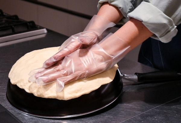 난 반죽을 프라이팬 뒷면에 넓게 펼쳐놓자.