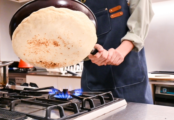 직화로 굽는다! (무거운 프라이팬은 팔에 무리가 갈 수 있으니 주의)