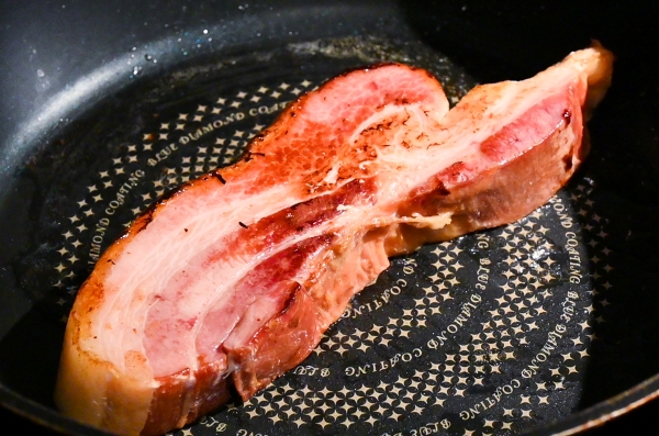 베이컨도 굽고 있지만, 다들 배가 불러서 관심이 없다.