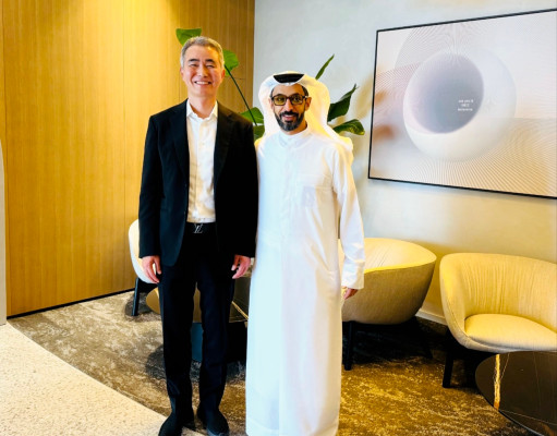 <사진> 넥써쓰 장현국 대표가 두바이에서 DMCC 아흐메드 회장(Ahmed Bin Sulayem)과 기념촬영을 하고 있다.