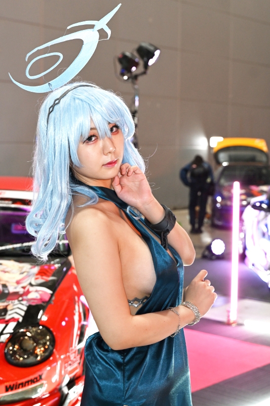 이타샤 옆에는 디자인된 캐릭터의 코스프레를 하고 있는 모델도 볼 수 있다.