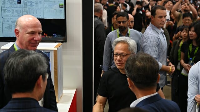 전시장내 SK하이닉스 부스를 방문한 젠슨 황 엔비디아 CEO (사진=TAITRA)