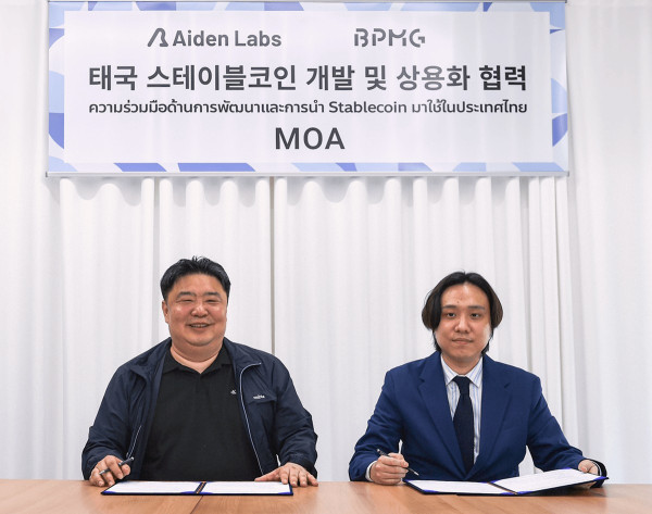 <사진> 비피엠지, 에이든랩스 협약식: 비피엠지 대표이사 차지훈(왼쪽)과 에이든랩스 네이튼 장대표