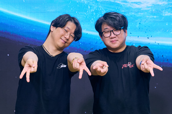 <사진> 김형태 시프트업 대표, 유형석 니케 디렉터