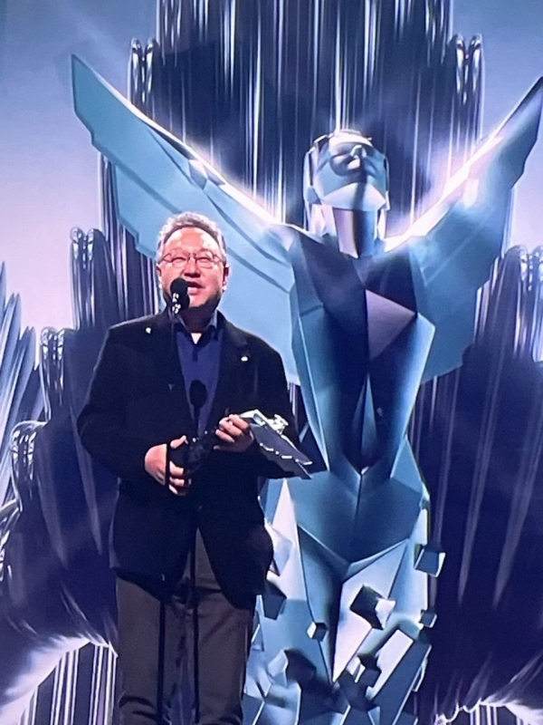 2023년 12월, 더 게임 어워드 2023에서 '트치아' 개발자를 대신해 수상하는 요시다 슈헤이.