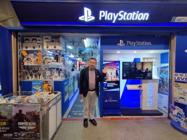 2025년 1월, 타이베이 게임쇼 2025에서 인디 게임 어워드의 발표자로 참여한 요시다 슈헤이. 타이베이의 지하상가에서 게임샵도 방문했다고 한다.