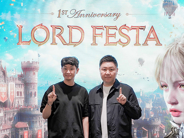 (왼쪽부터) 스마일게이트 한재영 이사, 엔엑스쓰리게임즈 김효재 PD