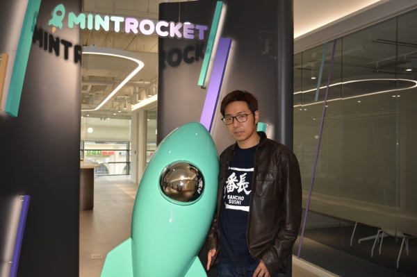 이름을 바꾸는 것에 대해 꽤 고민했다고 하지만, 사무실에 있는 이 민트색 로켓 오브제를 만들 수 있다면 바꾸지 않기로 결정했다고 한다.