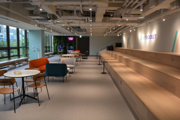 매주 민트로켓의 멤버 약 60명이 모여 회의하는 휴게 공간. '데이브 더 다이버'를 히트시킨 이 회사는 앞으로 어떤 게임을 출시할까?