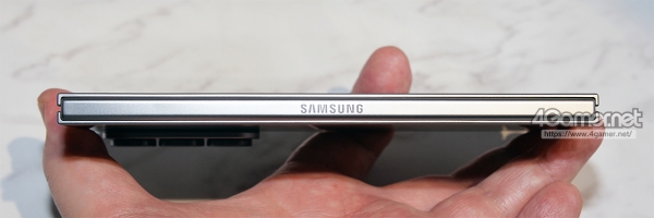 접힌 상태의 힌지 부분. 일반적인 스마트폰과 동일한 두께다.