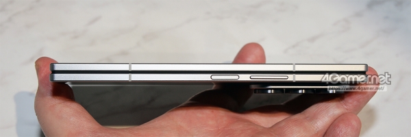 힌지 반대쪽에 음량 조절 버튼과 [전원/수면] 버튼을 갖추고 있다.