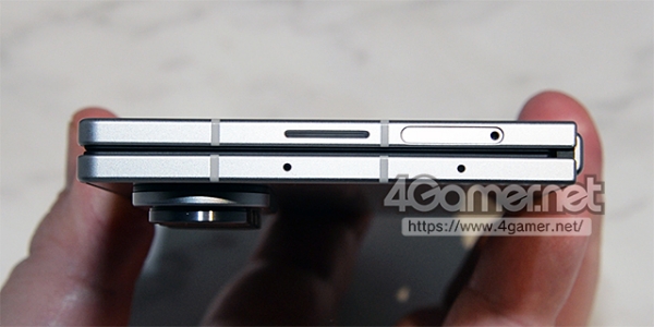 상단 측면에는 스피커 구멍과 마이크 구멍, SIM 카드 슬롯이 나란히 배치되어 있다.