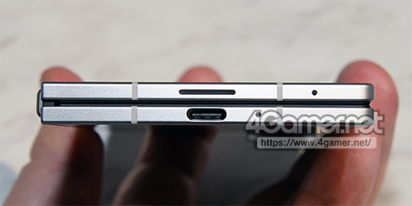 하단 측면에는 USB 타입-C 포트, 스피커 구멍 및 마이크 구멍이 탑재되어 있다.