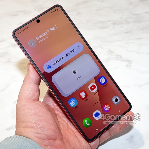 플립7의 메인 디스플레이. 중앙의 접힘선이 더욱 눈에 띄지 않게 되었다.