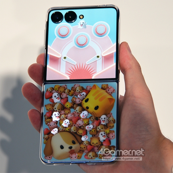 정품 케이스와 결합하여 핀볼 게임을 플레이할 수 있다.