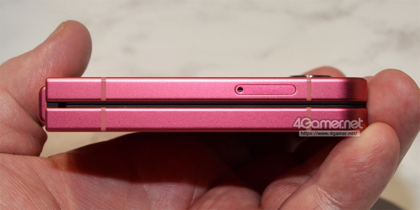 닫힌 상태의 왼쪽 측면. SIM 카드 슬롯을 갖추고 있다.