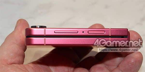 우측 측면에는 음량 조절 버튼과 [전원/수면] 버튼이 장착되어 있다.