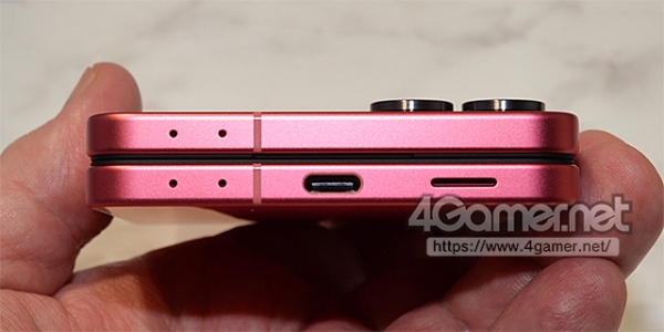 닫힌 상태의 하단면에는 USB 타입-C 포트와 스피커 구멍, 마이크 구멍이 있다.