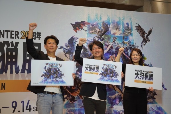 장징충 대표, 츠지모토 료조 프로듀서, 오양혜 부사장이 이번 전시회 개막식을 위해 리본 커팅을 진행했다.