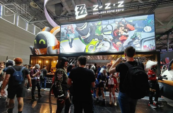 쾰른에서 열린 게임스컴의 호요버스 부스는 중국 내 전시 분위기에 가깝다.