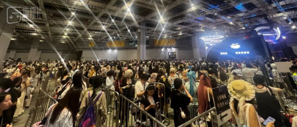 '러브앤딥스페이스' 부스는 게임쇼 역사를 돌아보아도 좀처럼 보기 힘든 규모다. 