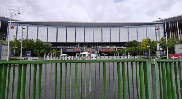 눈앞까지 걸어가야 출입구가 봉쇄되어 있는지 확인할 수 있다.