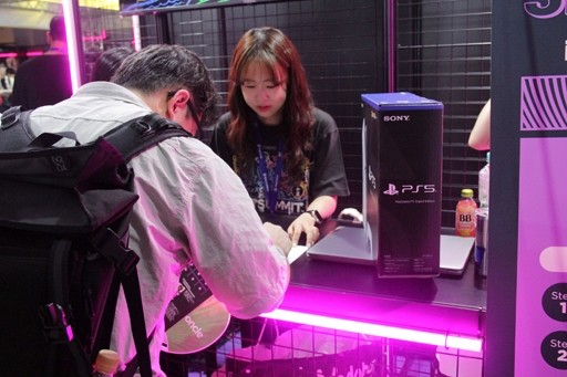 전시 타이틀을 플레이하면 일정 조건에 따라 경품을 받을 수 있는 추첨에 도전할 수 있었다. 필자의 눈앞에서 1등 PlayStation 5(1명)에 당첨된 부모와 자녀를 만났다! 축하드린다.