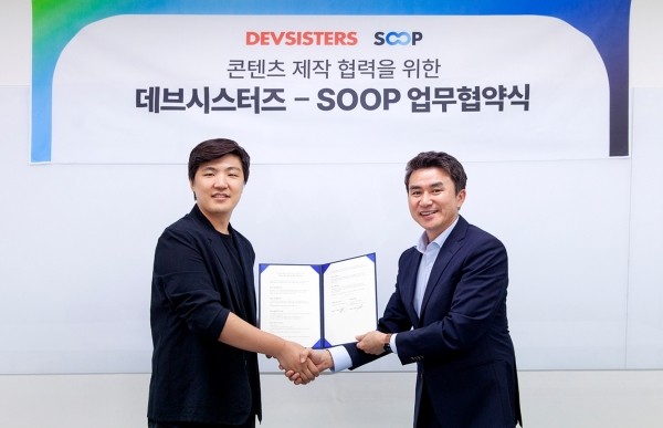 데브시스터즈 조길현 대표(좌)와 SOOP 최영우 대표(우)