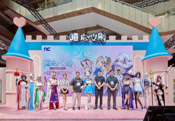 9명의 코스어와 '로스트 소드' 팀 단체 사진