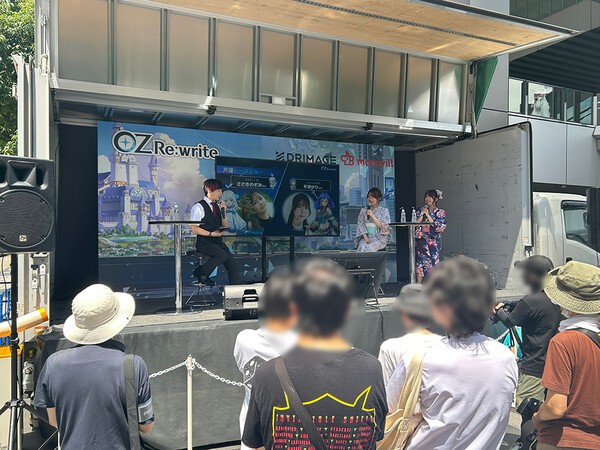 사사키와 하야세 모두 여름 분위기에 맞는 유카타 차림으로 등장해 매우 잘 어울렸다. 특히 하야세는 이번 행사가 성우 인생에서 첫 번째 무대 행사였다고 한다.  