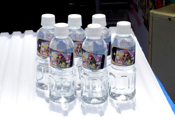 행사장의 포토 스팟에서 촬영하고 ‘#오즈리라’ 해시태그로 게시물을 올리면 받을 수 있는, 오리지널 라벨의 미네랄 워터.