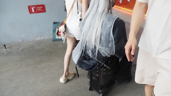 장내에는 캐리어를 타고 다니는 관람객도 많았지만, 이쪽은 코스프레 캐리어 라이더였다.