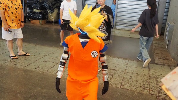 이것도 로봇으로, 걸어오고 있다. 뒤에 있는 사람이 조종하고 있다.