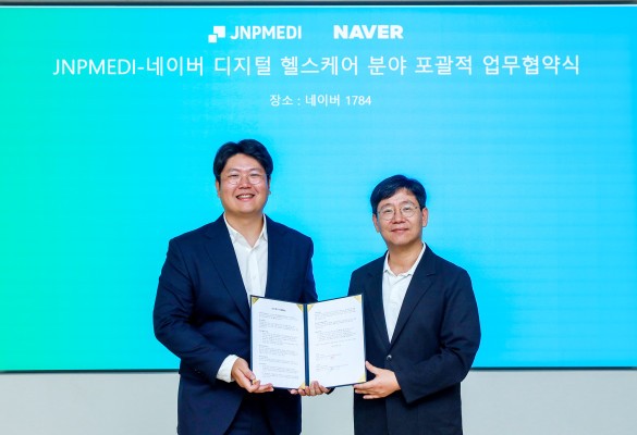 사진: (오른쪽부터) 네이버 최인혁 테크비즈니스 대표와 제이앤피메디 정권호 대표가 네이버 1784 사옥에서 디지털 헬스케어 분야 포괄적 업무협약식을 진행했다.