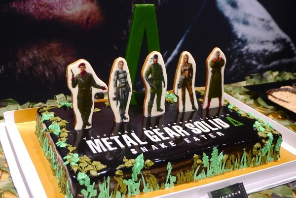 시연 행사 후, 서서 먹는 파티가 열렸다.