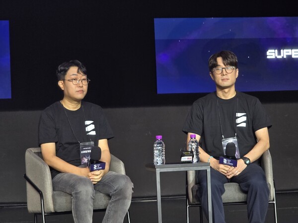 좌로부터 슈퍼크리에이티브의 김형석 디렉터, 스마일게이트 김주형 사업실장