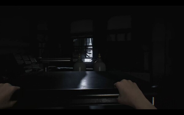 탐색 중 손수레를 움직여 소리를 내는 장면. 창 밖에서 접근하는 크리처의 모습이...