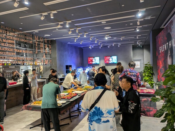 이벤트 종료 후에는, 빌딩 1층에 위치한 CAFe＆BAR STROPSe에서 애프터 파티가 개최되었다.