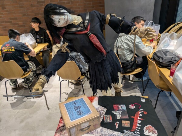 이 이벤트에 참여한 미디어에 제공된 상품 세트도 전시되어 있었다.